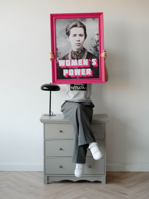 Картина в масивній рамі "Women's Power" 